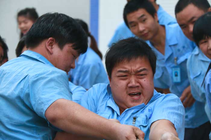 2016趣味運(yùn)動(dòng)會(huì)拔河之加油,，兄弟們.jpg