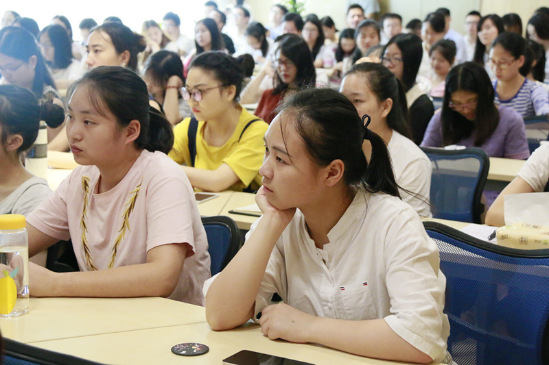 各部門積極響應,，現(xiàn)場觀眾認真聆聽.jpg